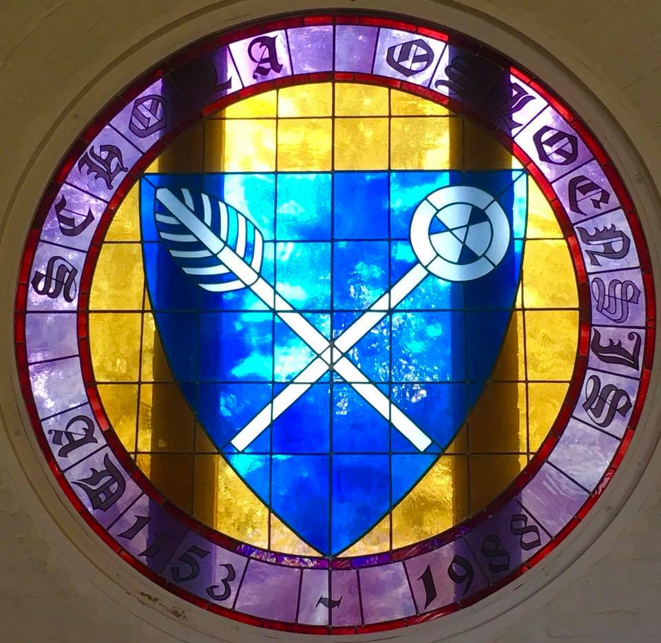 Glassvindu med skolens emblem